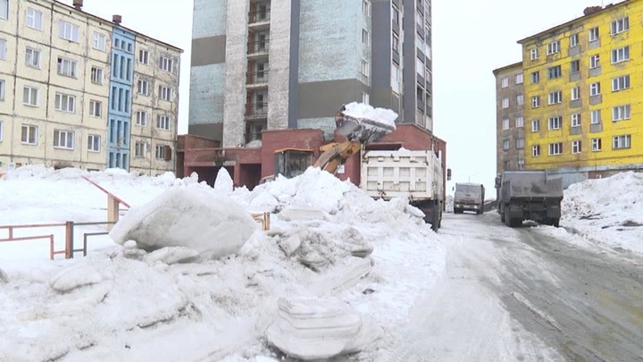 Толстый снег. В Норильске завалило. Снег в Дудинке. Дудинка зима сугробы. Лавина в Норильске.