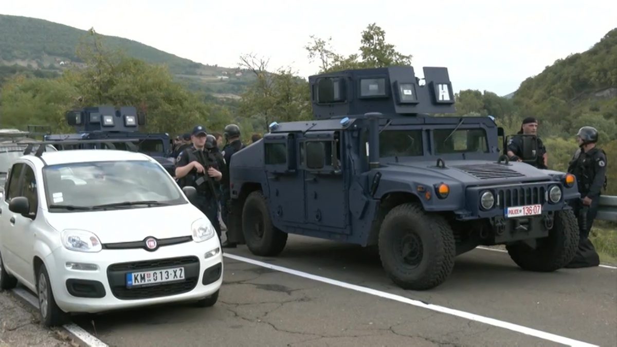 Миссия НАТО усилила патрулирование Косово. Конфликт на Балканах 2022. Сербия Косово конфликт 2022. В Сербию на машине в 2022.