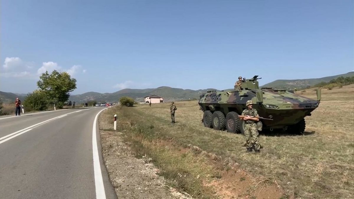 Сербия граница с россией. Сербские войска на границе с Косово. Граница Сербии в 113. Русский десант в Сербии 1999. Войска стягиваются к Сербии