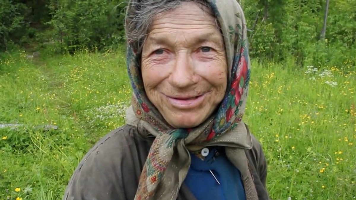 Баба люба отшельница живущая на байкале. Отшельница на Байкале. Балканская отшельница. Байкальская отшельница  Старая бабушка. Бабушка отшельница с зелёными глазами.