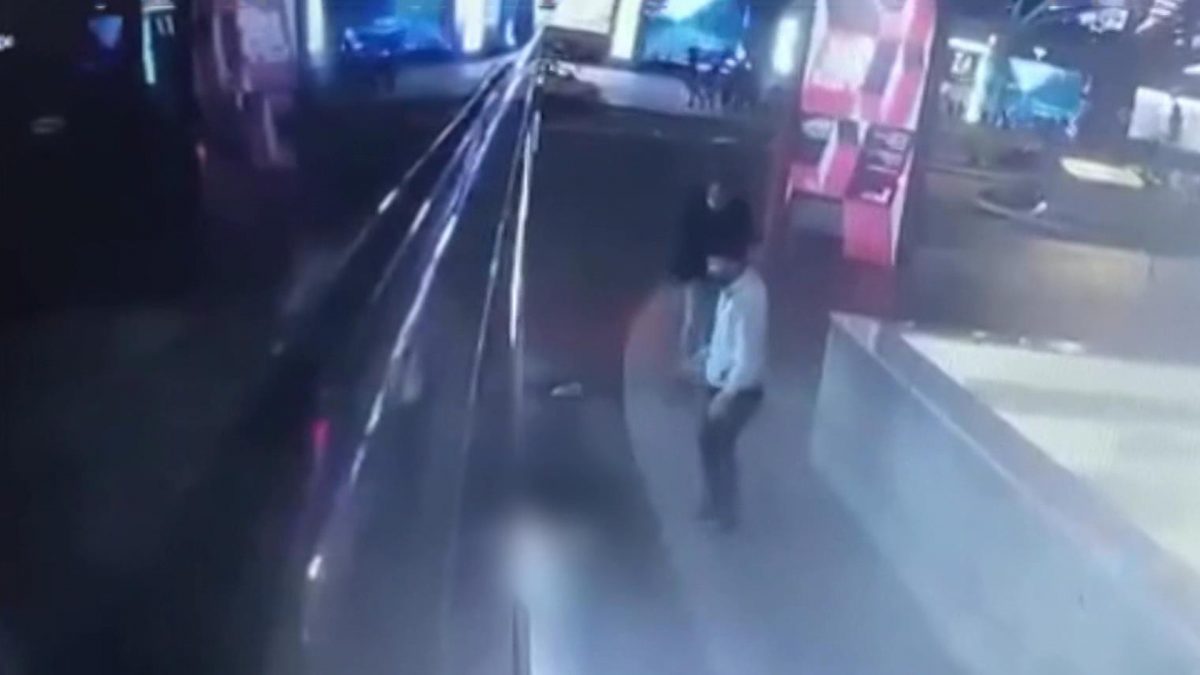 Парень толкнул девушку под поезд. Женщина выпрыгнула из автобуса. Женщина упала под колеса автобуса. Женщина толкает автобус.