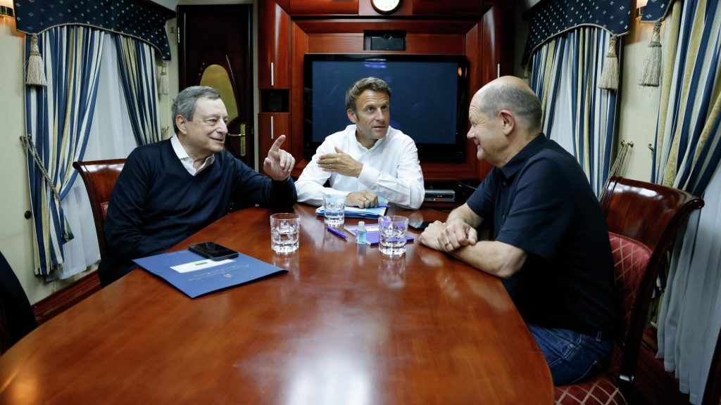 Премьер-министр Италии Марио Драги, президент Франции Эммануэль Макрон и канцлер Германии Олаф Шольц в поезде, который следует в Киев