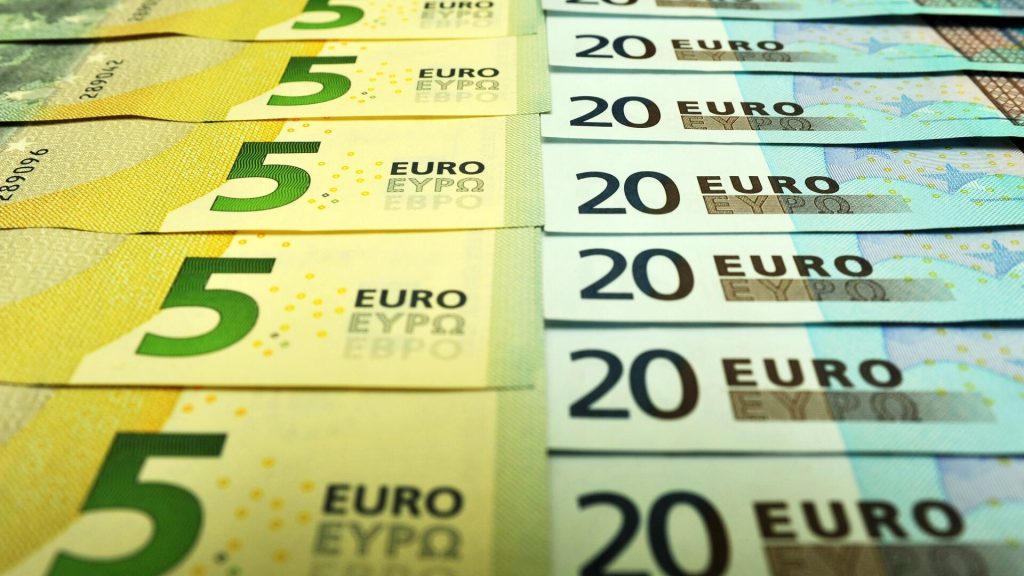 Курс евро упал на 73 копейки, опустившись ниже 56 рублей впервые с мая 2015 года