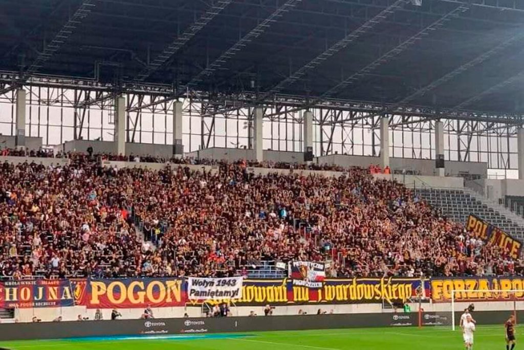 Польские фанаты провели антиукраинскую акцию на матче Лиги конференций УЕФА