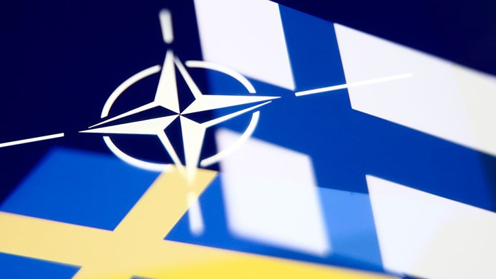 Президент США Джо Байден подписал протоколы о присоединении Швеции и Финляндии к НАТО