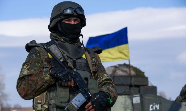Военнообязанным работникам на Украине разрешат выезжать из страны на неделю под залог