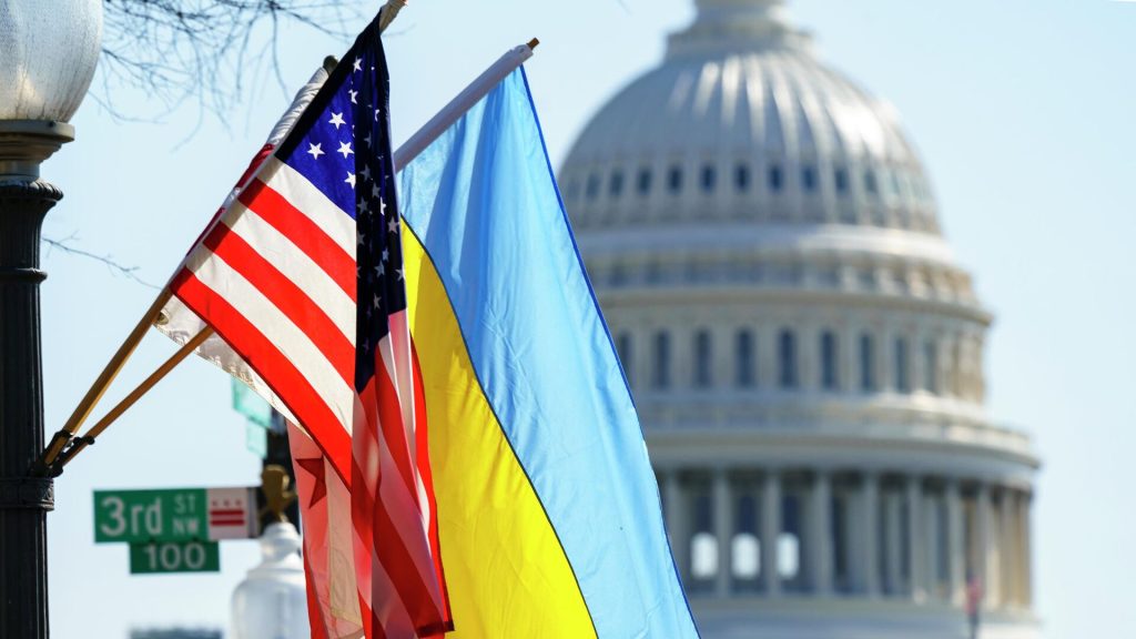 Флаги Украины, США и округа Колумбия у здания Капитолия в Вашингтоне