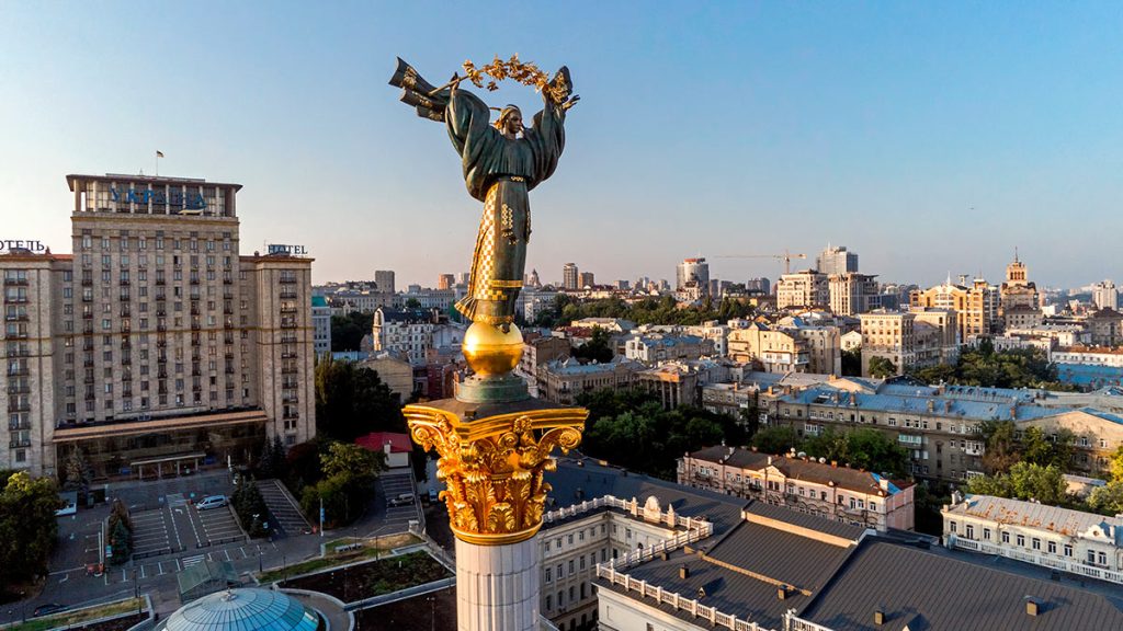 Офис Зеленского заявил о трех попаданиях в объект энергообеспечения на левом берегу Киева