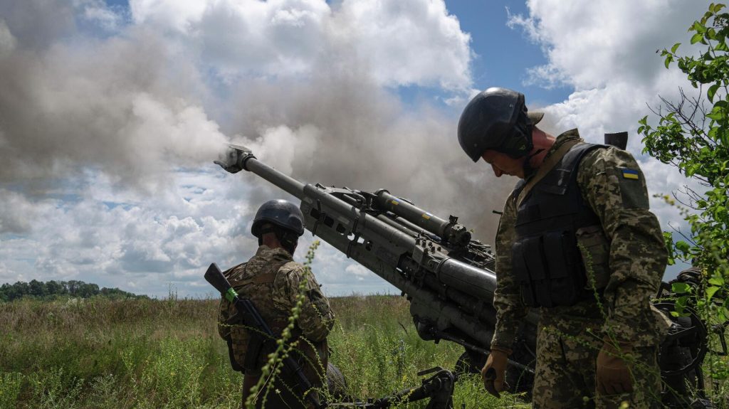 Украинские военнослужащие ведут огонь из гаубицы M777