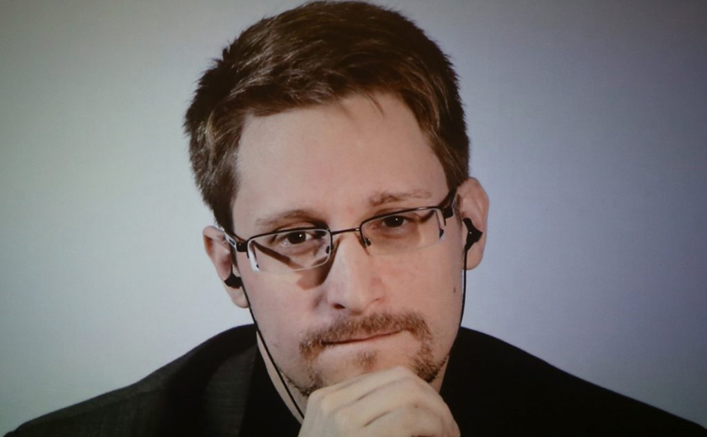 Экс-сотрудник американских спецслужб Сноуден принял присягу и получил российский паспорт