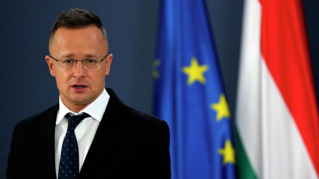 Глава МИД Венгрии Сийярто заявил, что Новак допустил изменение договоров из-за потолка цен