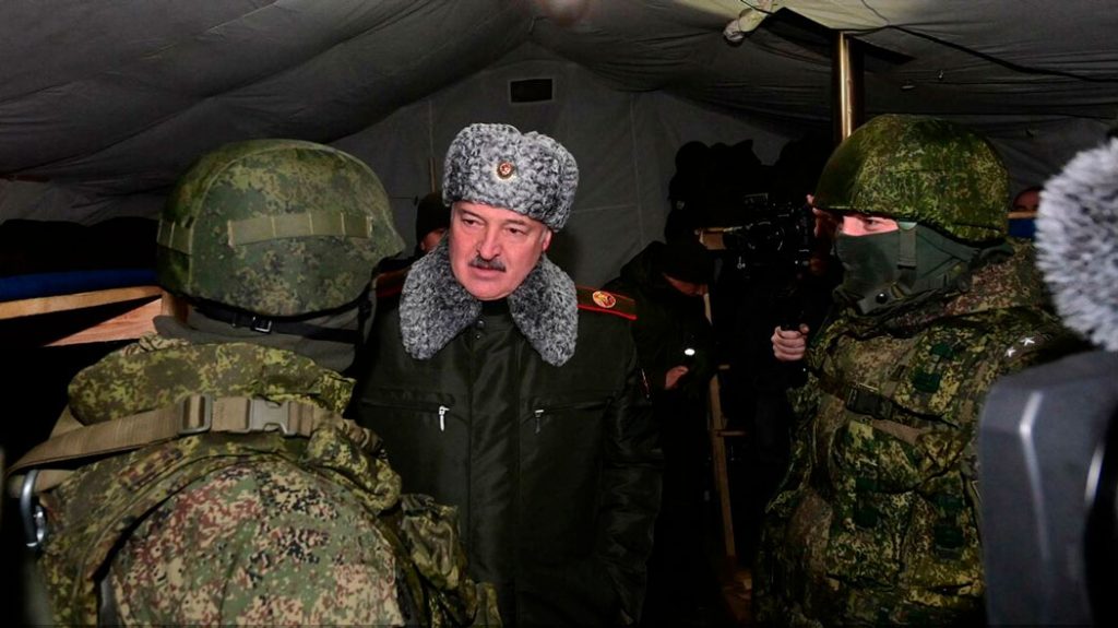 Президент Белоруссии Лукашенко посетил полигон размещения группировки войск ВС РФ