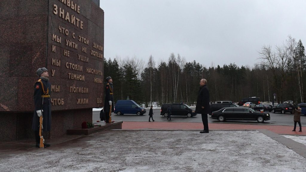 Президент Путин возложил цветы к монументу
