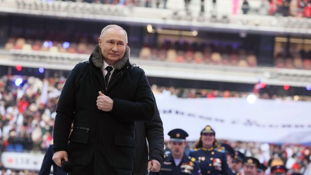 Опрос ФОМ показал, что 81 процент россиян положительно оценивают работу президента Путина