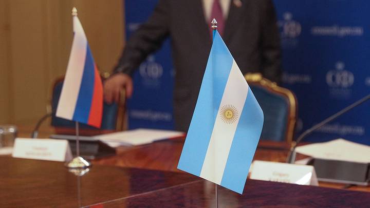Аргентина начала отзывать ВНЖ россиян