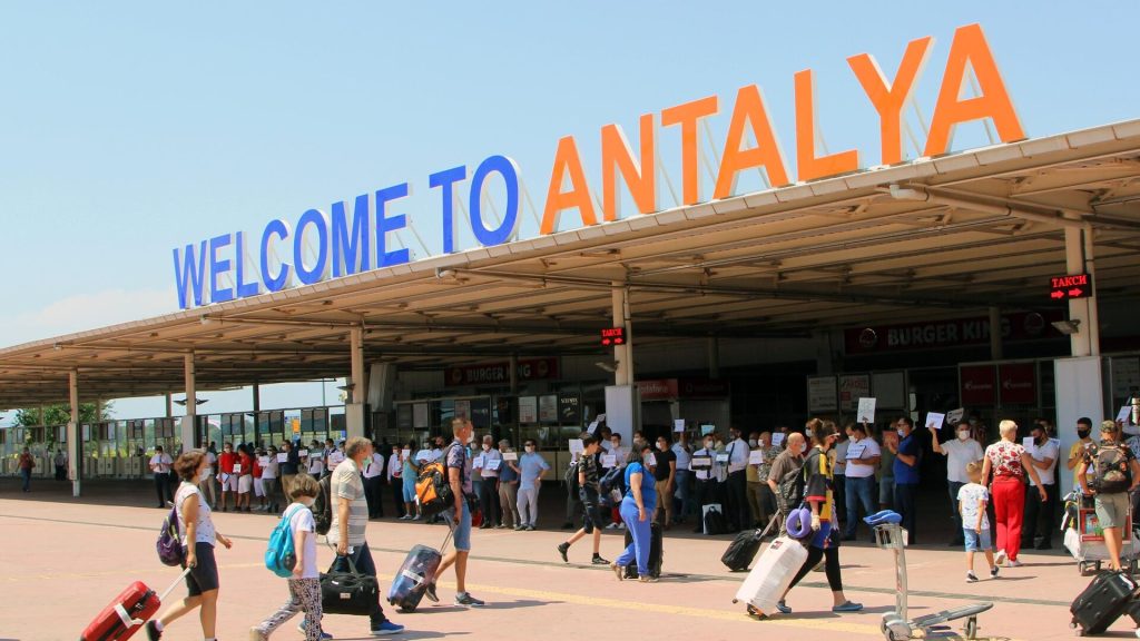 Российские туристы не отказываются от поездок в Турцию после землетрясения