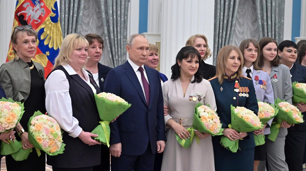 Путин вручил госнаграды россиянкам в Кремле