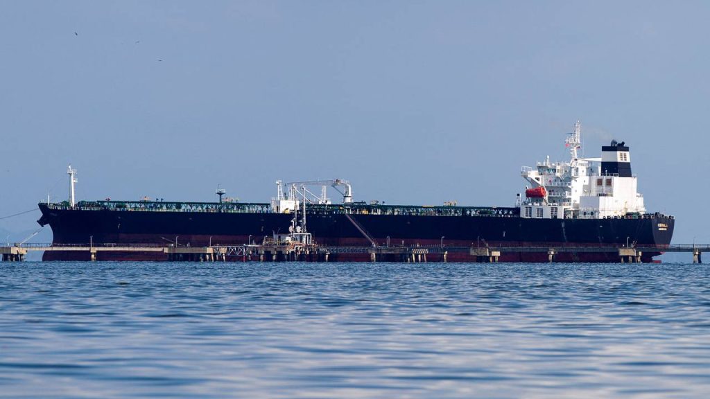 Европа и США вступили в борьбу за нефтяные танкеры