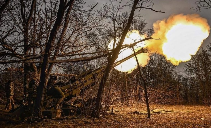 Военкоры показали горящий после удара России квартал Артемовска с бойцами ВСУ