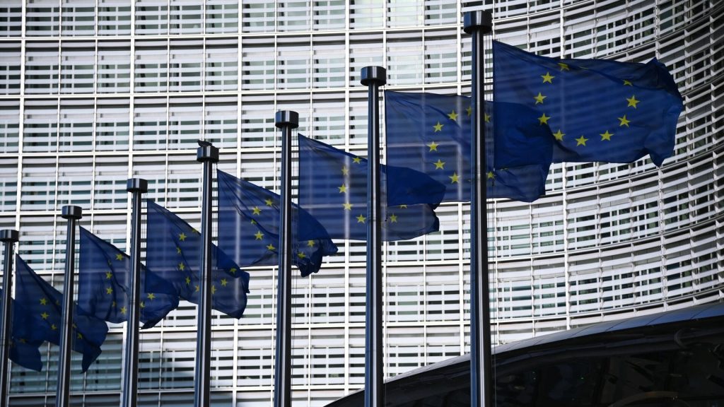 СМИ: ЕС может ввести санкции против компаний из КНР, "помогающих России"