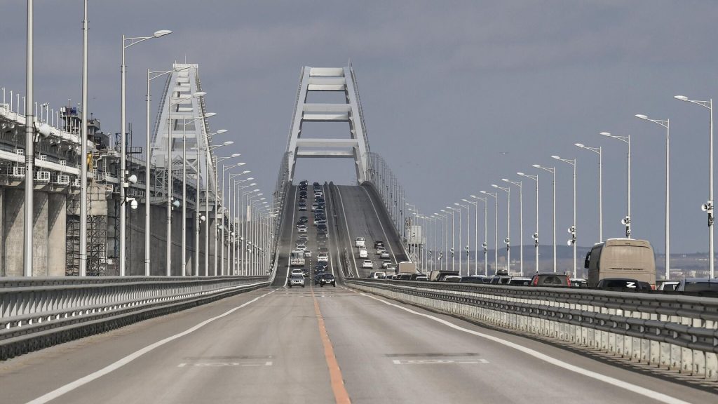 Крымский мост закрыли из-за учений