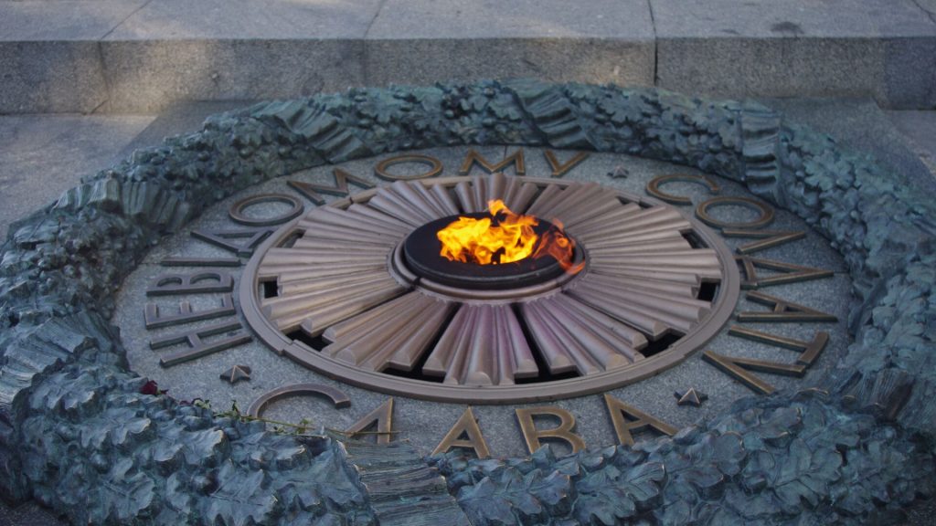 В Киеве в День Победы несут цветы к Вечному огню
