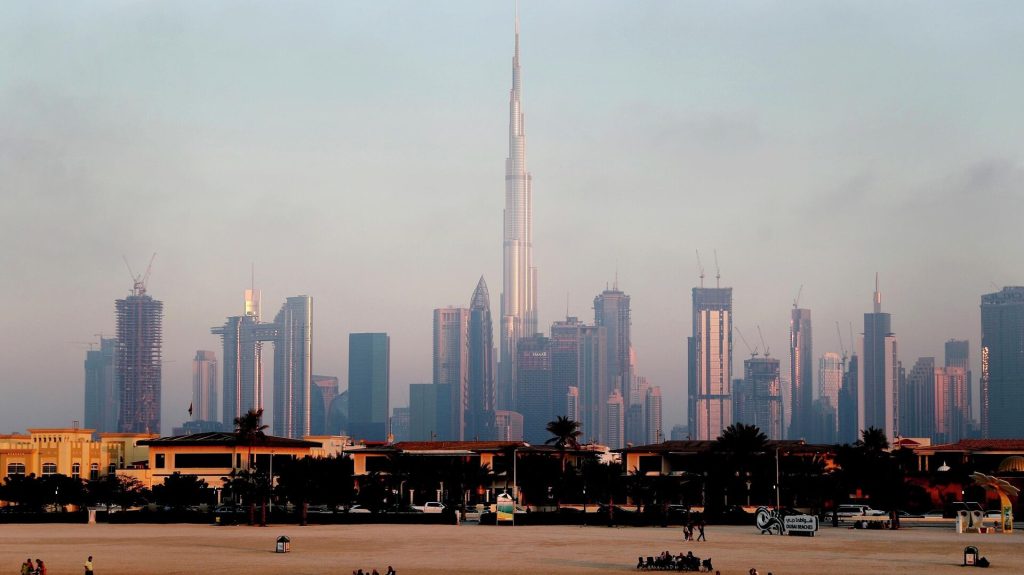 В ОАЭ самую высокую башню в мире подсветили в российский триколор