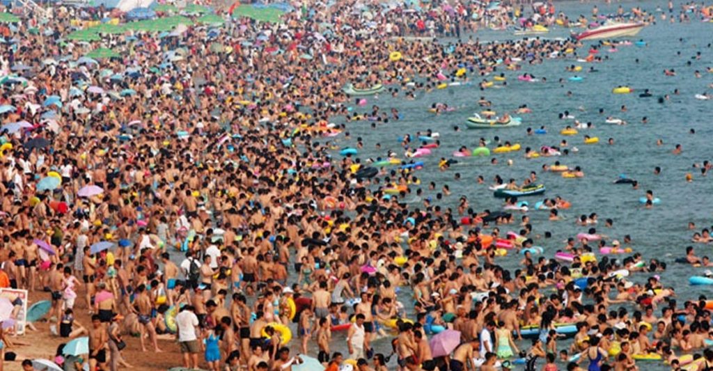 Власти Анапы после видео с туристами заверили, что места на пляжах курорта достаточно