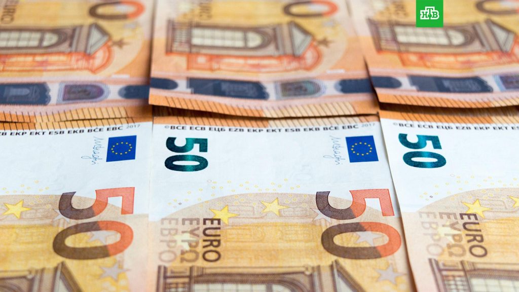 Курс евро поднялся выше 107 рублей впервые с марта 2022 года