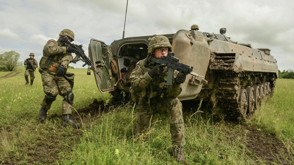 К границам с Украиной стянули дополнительные силы НАТО, пишут СМИ