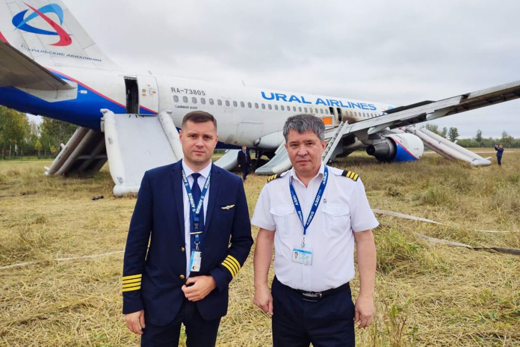 Раскрыты детали биографии посадившего самолет в поле под Новосибирском пилота