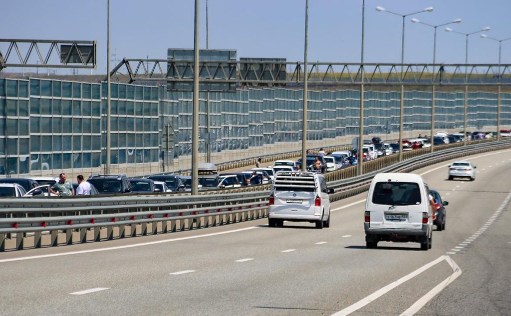 Движение автомобилей по Крымскому мосту приостановили второй раз за день
