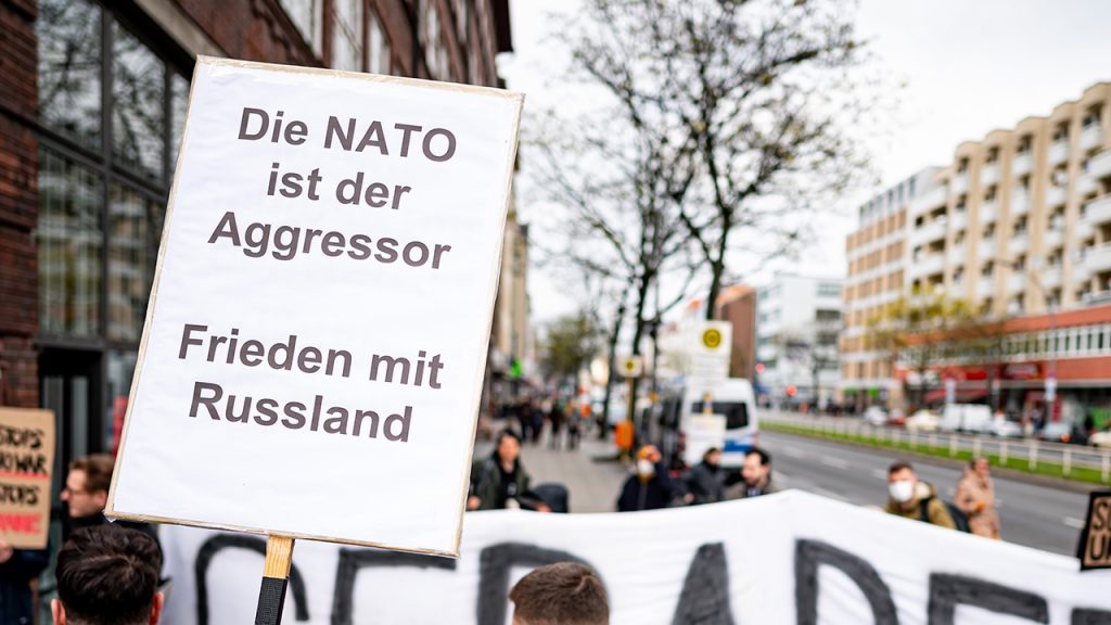 В Берлине тысячи людей вышли протестовать против поставок оружия Киеву
