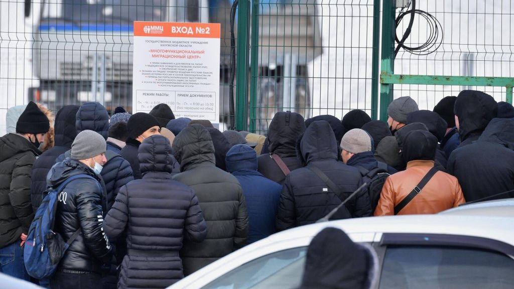Семью мигрантов выдворят из России после избиения их ребенком школьника