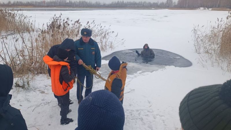 Нижегородские спасатели за день сняли с треснувшего льда 15 человек