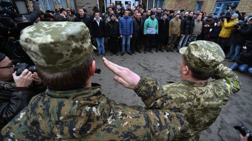 СМИ: военнообязанных на Украине вынудят явиться в военкоматы