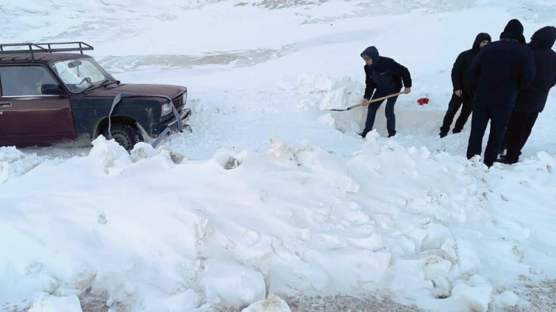 В горах Дагестана семью спасли из снежного плена
