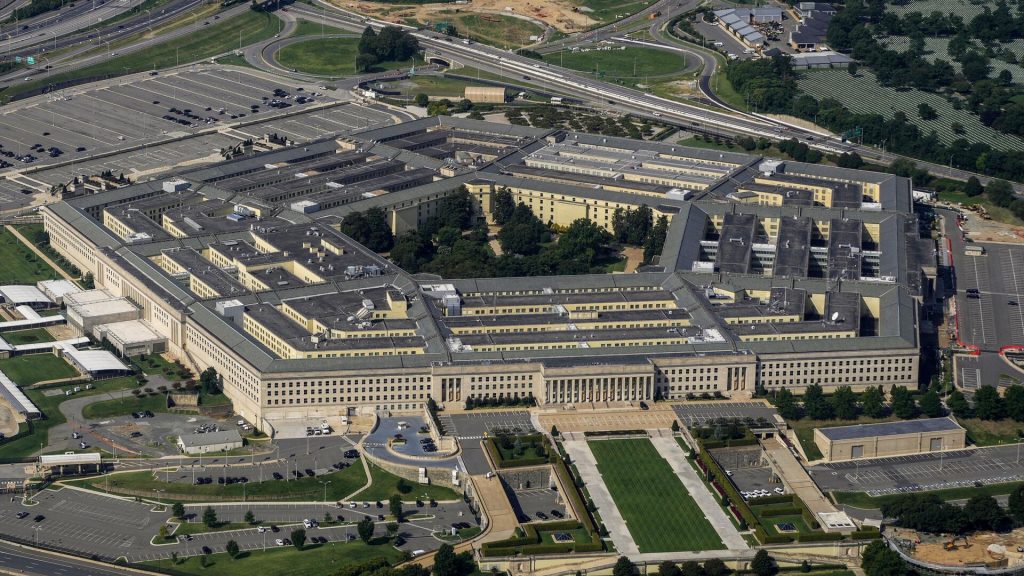 США продолжают поставки военного оборудования Украине, заявил Пентагон